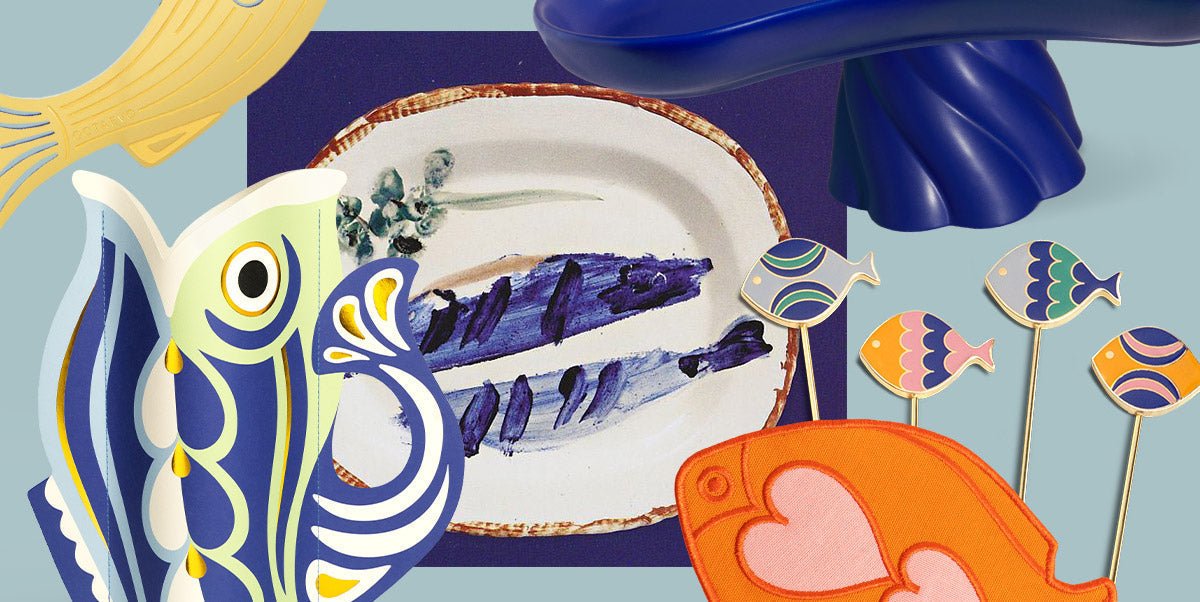Eine Collage bunter Objekte mit Fischmotiv, darunter Keramik, Teller, Spieße und Dekoartikel, vor blauem Hintergrund.
