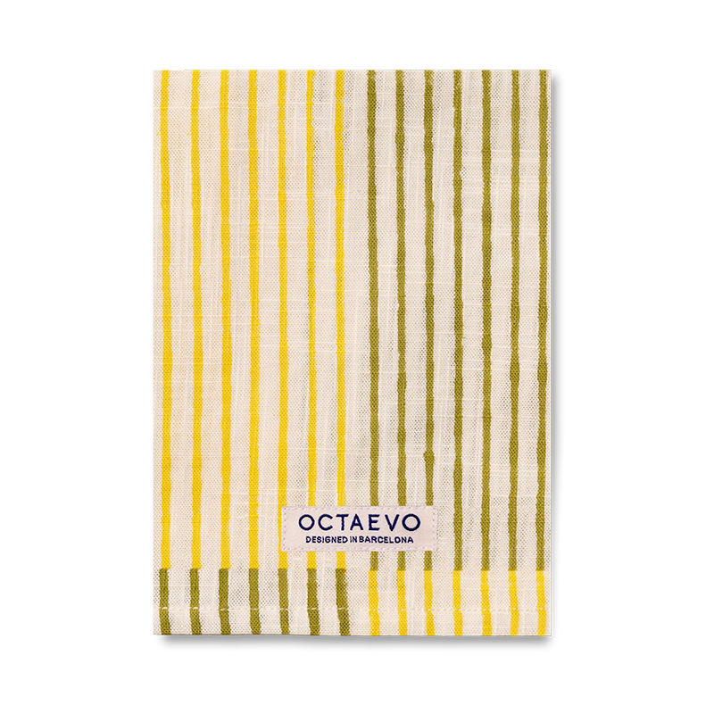 Un paño de cocina rectangular con rayas verticales amarillas sobre un fondo blanco, con el nombre de la marca 'OCTAEVO' impreso cerca de la parte inferior.
