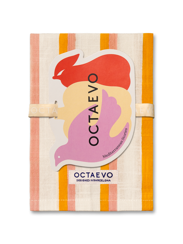 Ein gestreiftes Küchentuch mit senkrechten Bahnen in Orange, Rosa und Creme, mit einem großen gestanzten Papieranhänger mit bunten abstrakten Formen und dem Markennamen OCTAEVO.