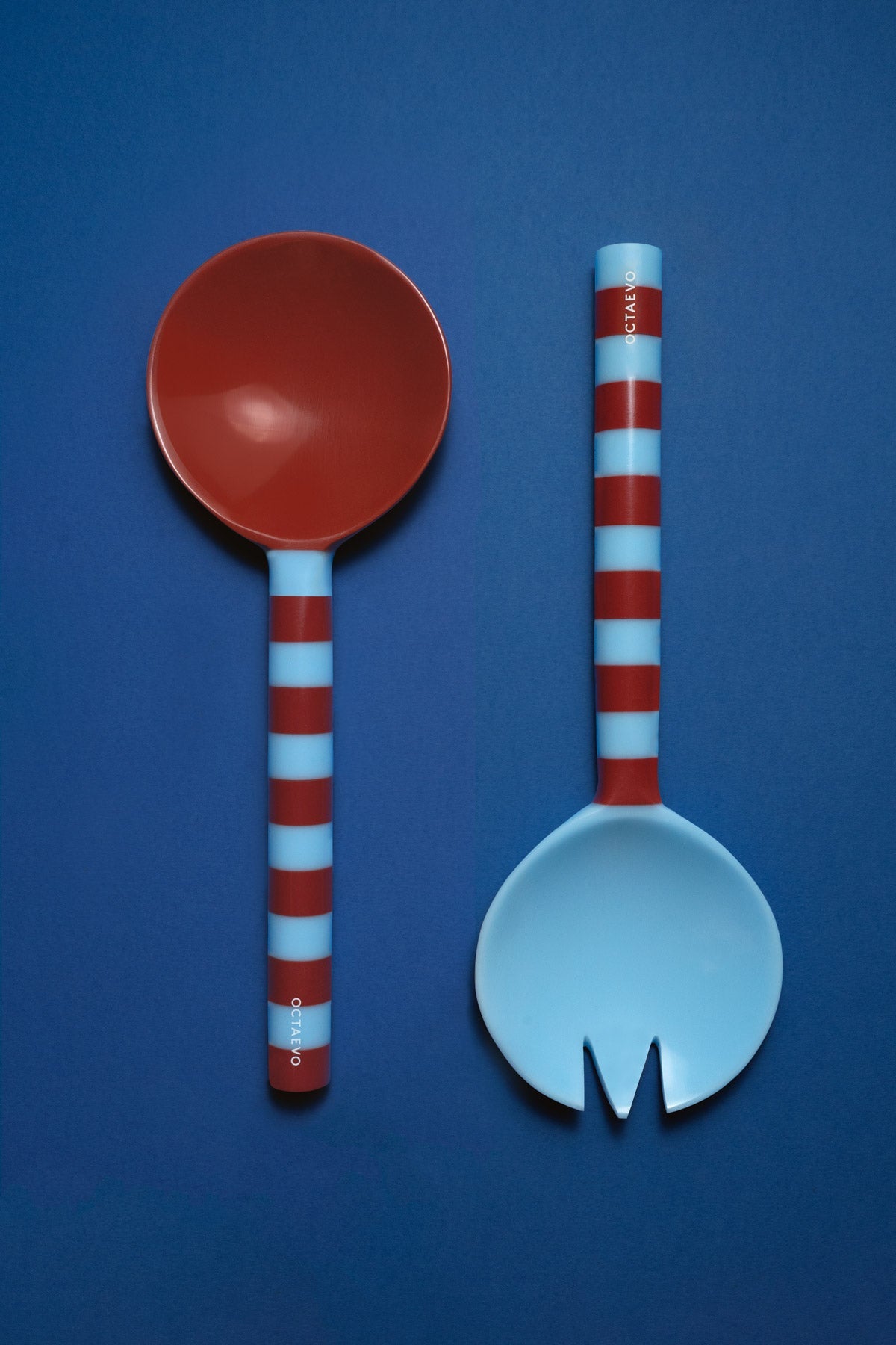 OCTAEVO Salad Servers in blue (Set of 2) with striped handles bring Mediterranean style to your table.