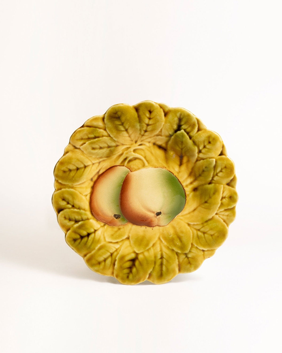 OCTAEVO Apple Majolica Plate featuring a leaf pattern and two apples in the center, on a white background.