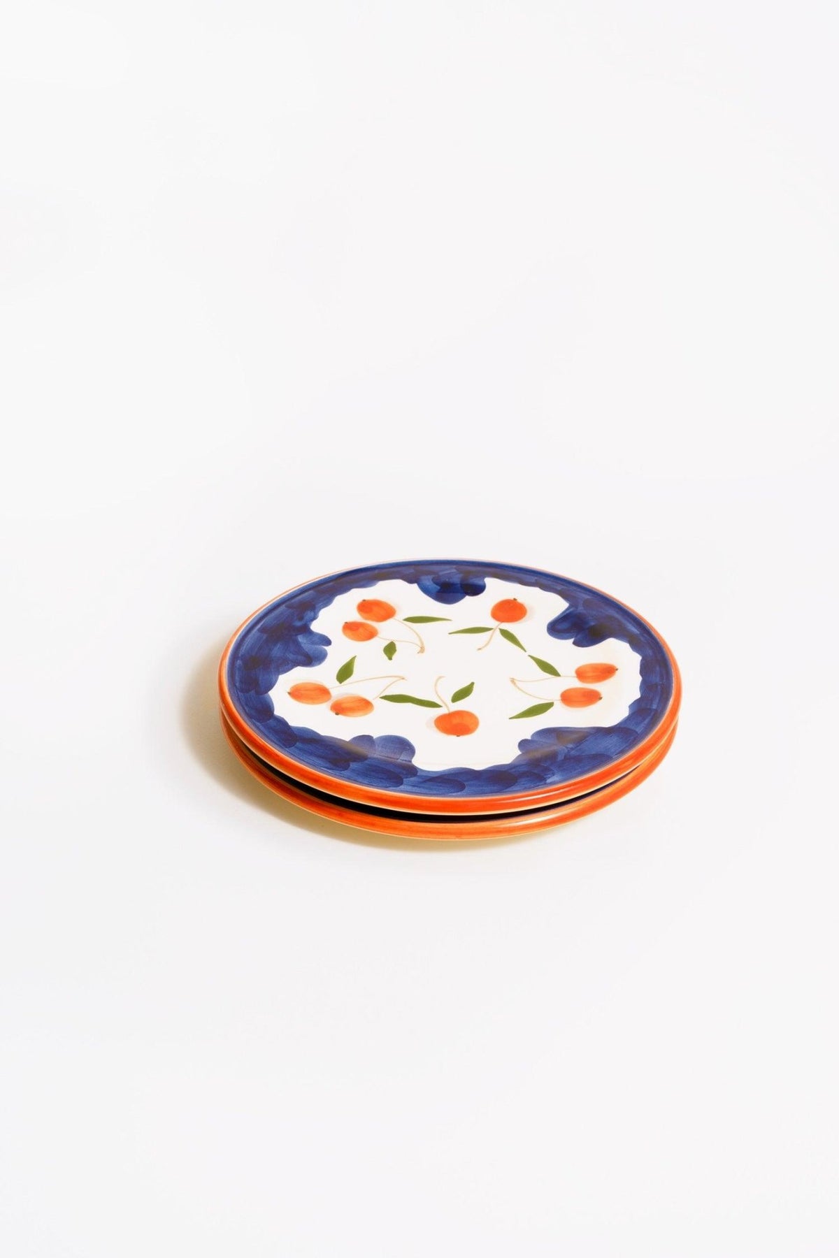 Les assiettes en céramique Cerise OCTAEVO (lot de 2) présentent un motif floral coloré sur une céramique blanche.