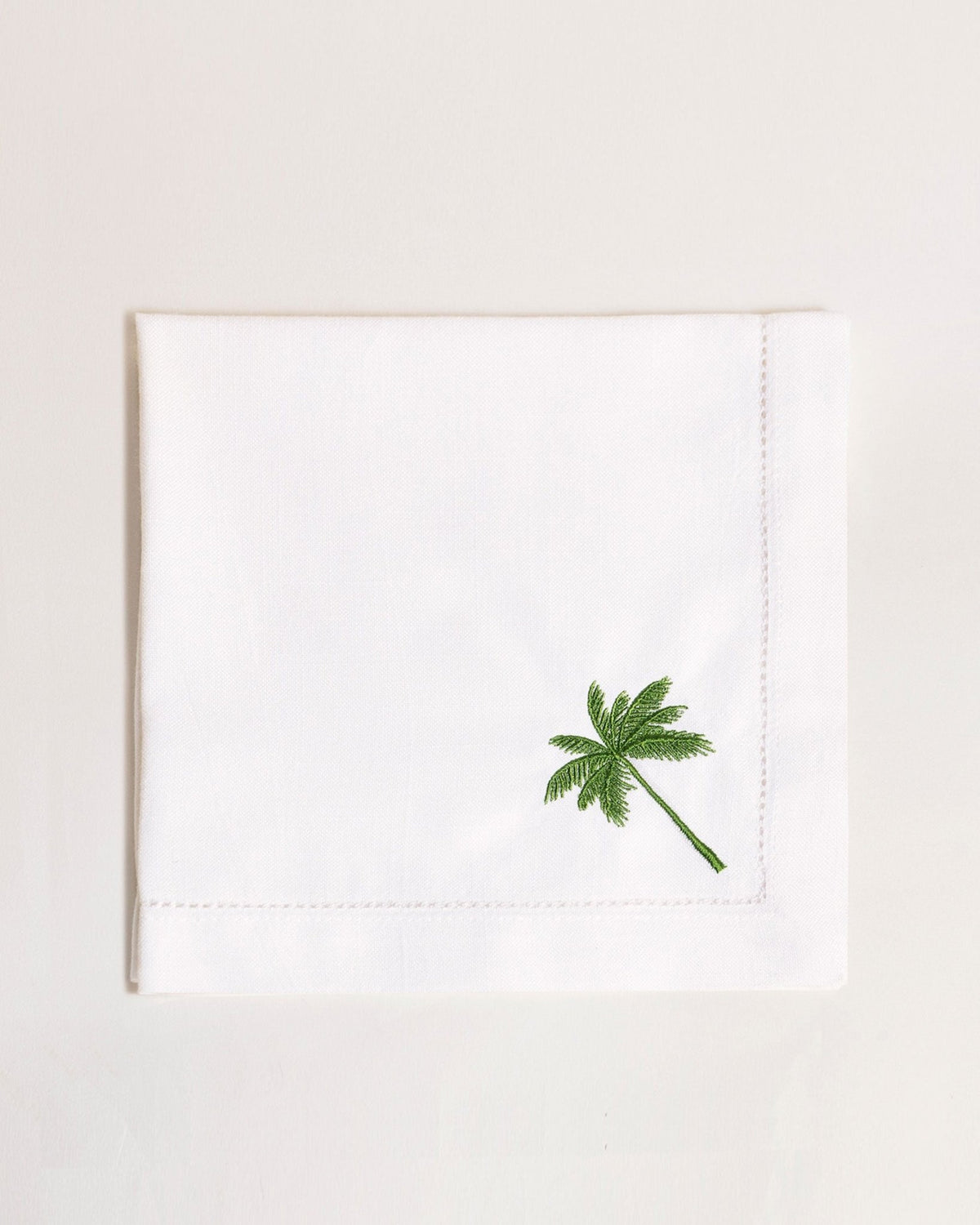 OCTAEVO Dinner Napkin Palm—white linen napkins with green palm embroidery, ideal for reusable dining.