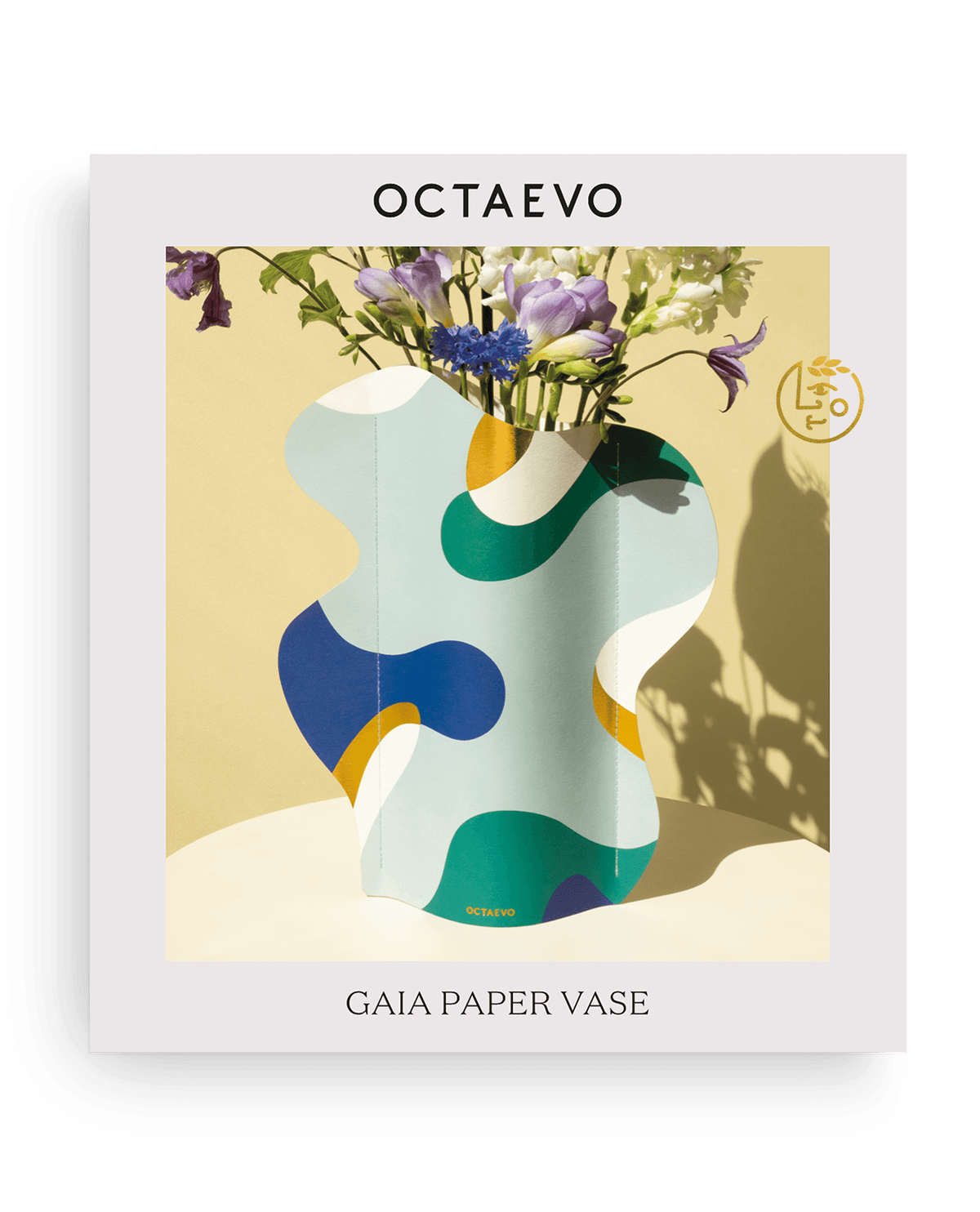 Vase en papier Gaia par Octaevo—abstrait, coloré, résistant à l'eau, une décoration inspirée de la nature avec des fleurs sur un fond jaune.