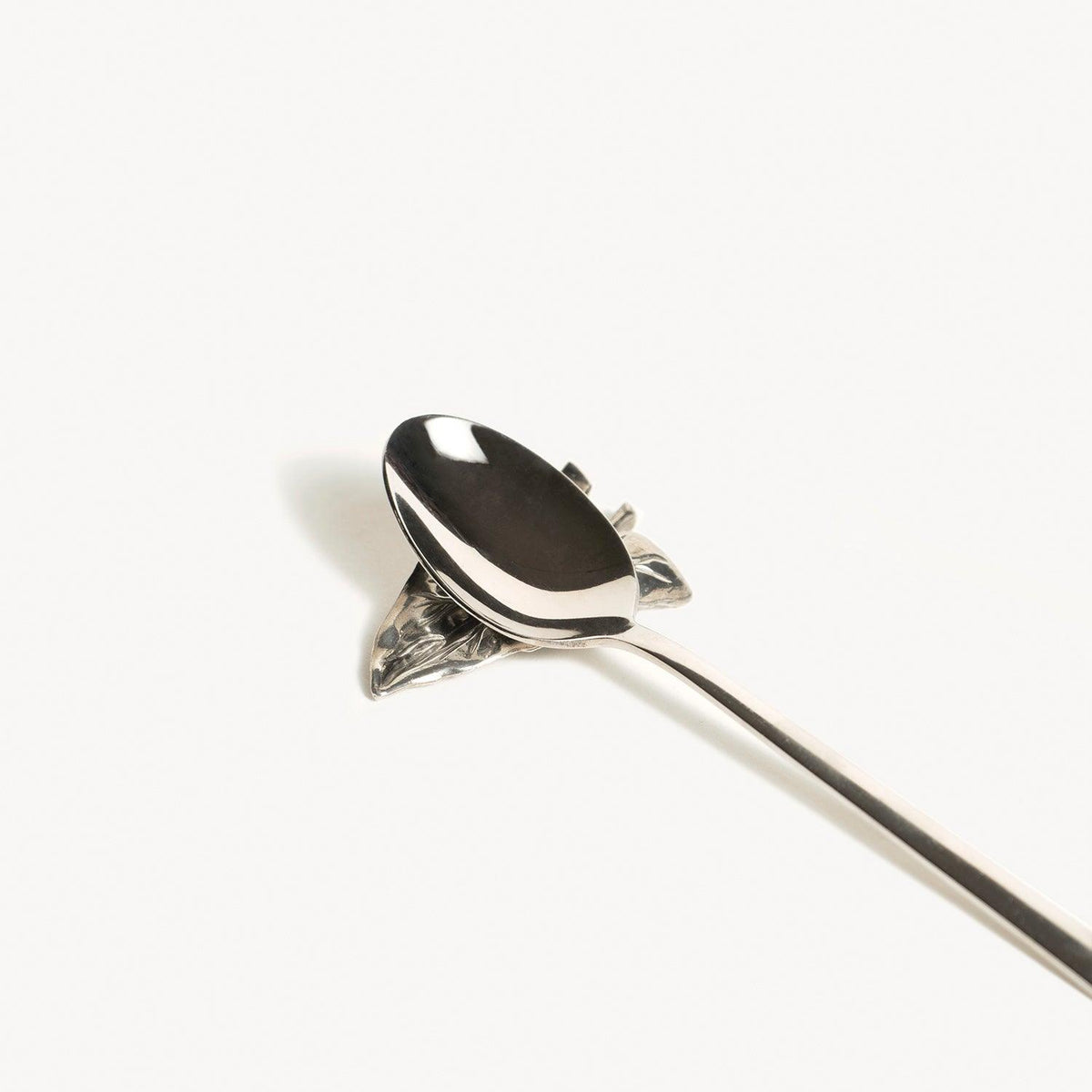 An OCTAEVO Leaf Knife Rest holds a metal spoon on a plain white background. Set of 2 included.
