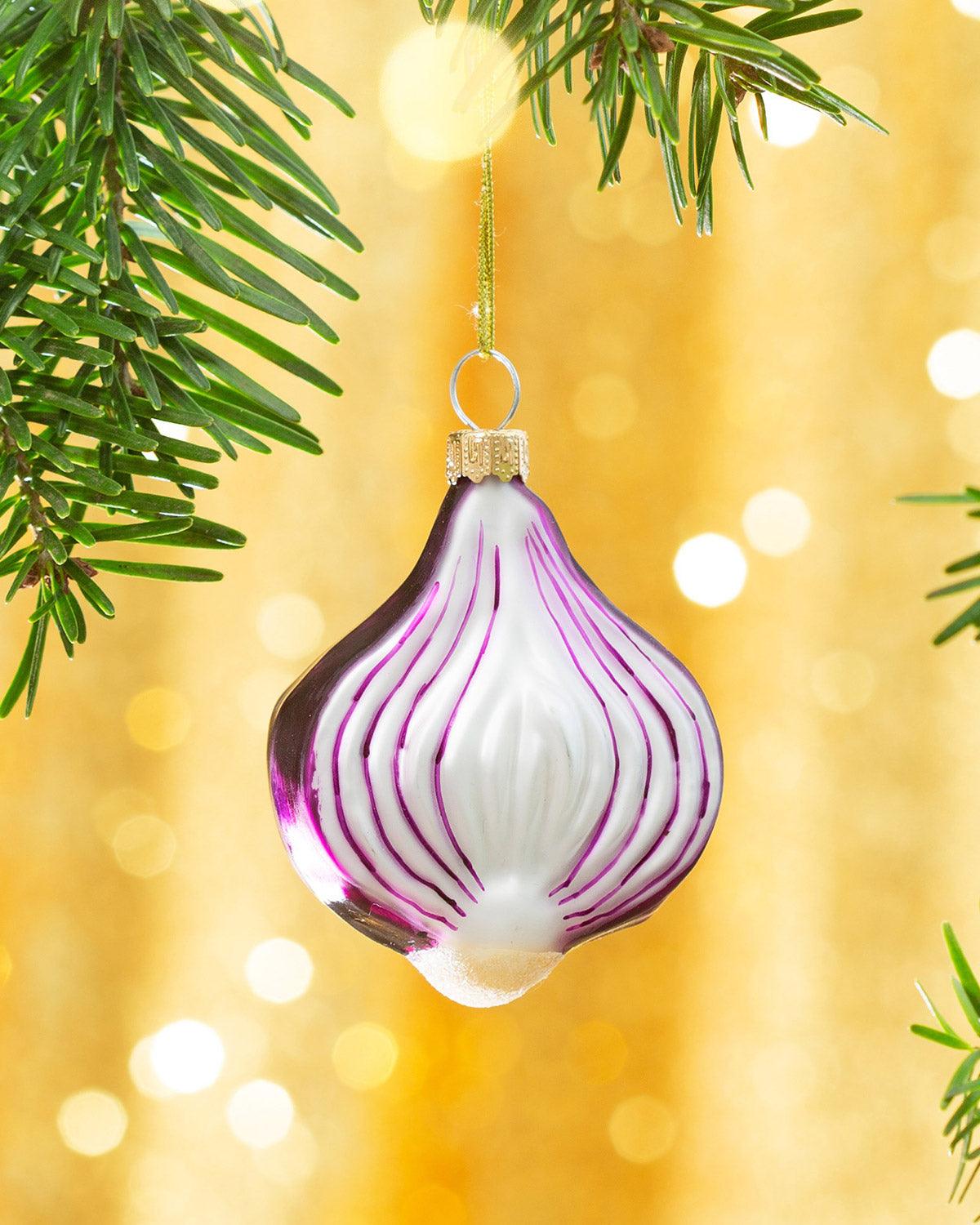 Die Octaevo Merry Greens Weihnachtskugeln (3er-Pack) glänzen zwischen festlicher Dekoration vor goldenem, leuchtendem Hintergrund.