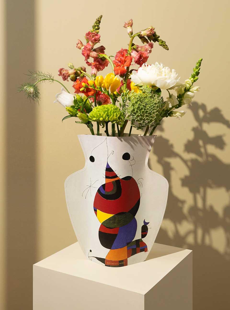 The Octaevo Miró Paper Vase features a whimsical abstract cat design, ideal for artistic home decor and vibrant flowers.