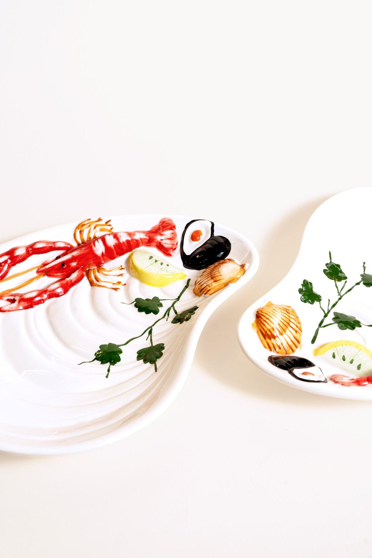 L'assiette Moule — Petit format OCTAEVO : porcelaine peinte à la main avec des fruits de mer, du concombre, des moules et des herbes—une touche méditerranéenne.