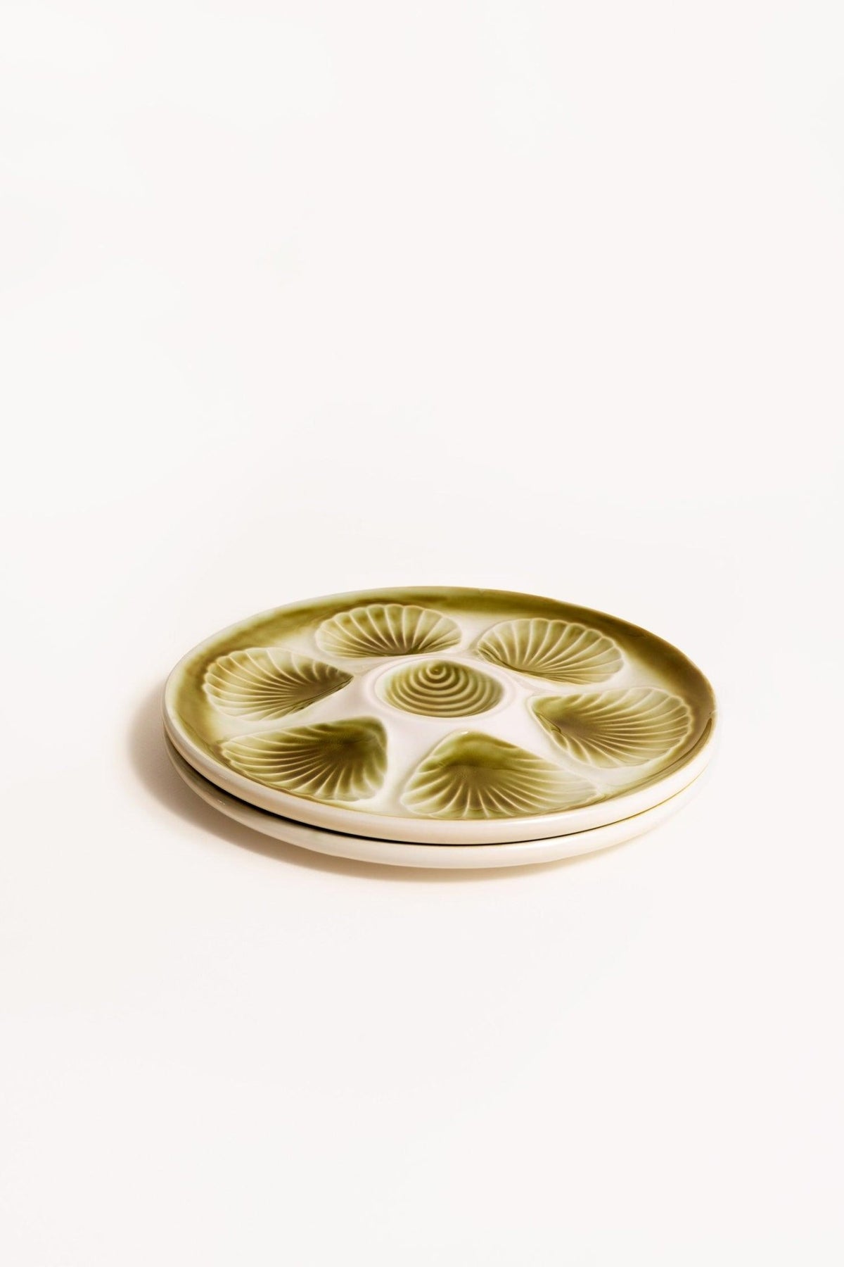 Assiettes à huîtres OCTAEVO (lot de 2) : assiettes en céramique peintes à la main, à motifs de coquilles vertes, inspirées du style vintage normand.