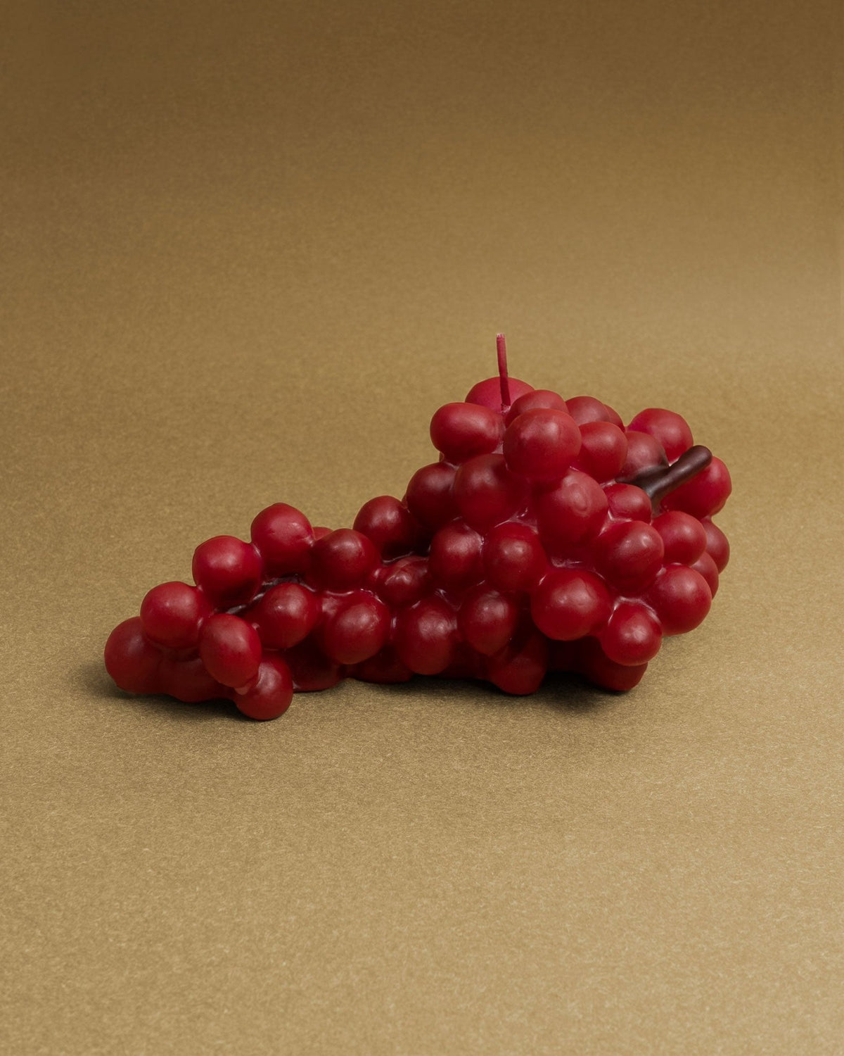 The Octaevo Red Grape Candle, shaped like a grape bunch, adds charm to any tabletop or home decor.