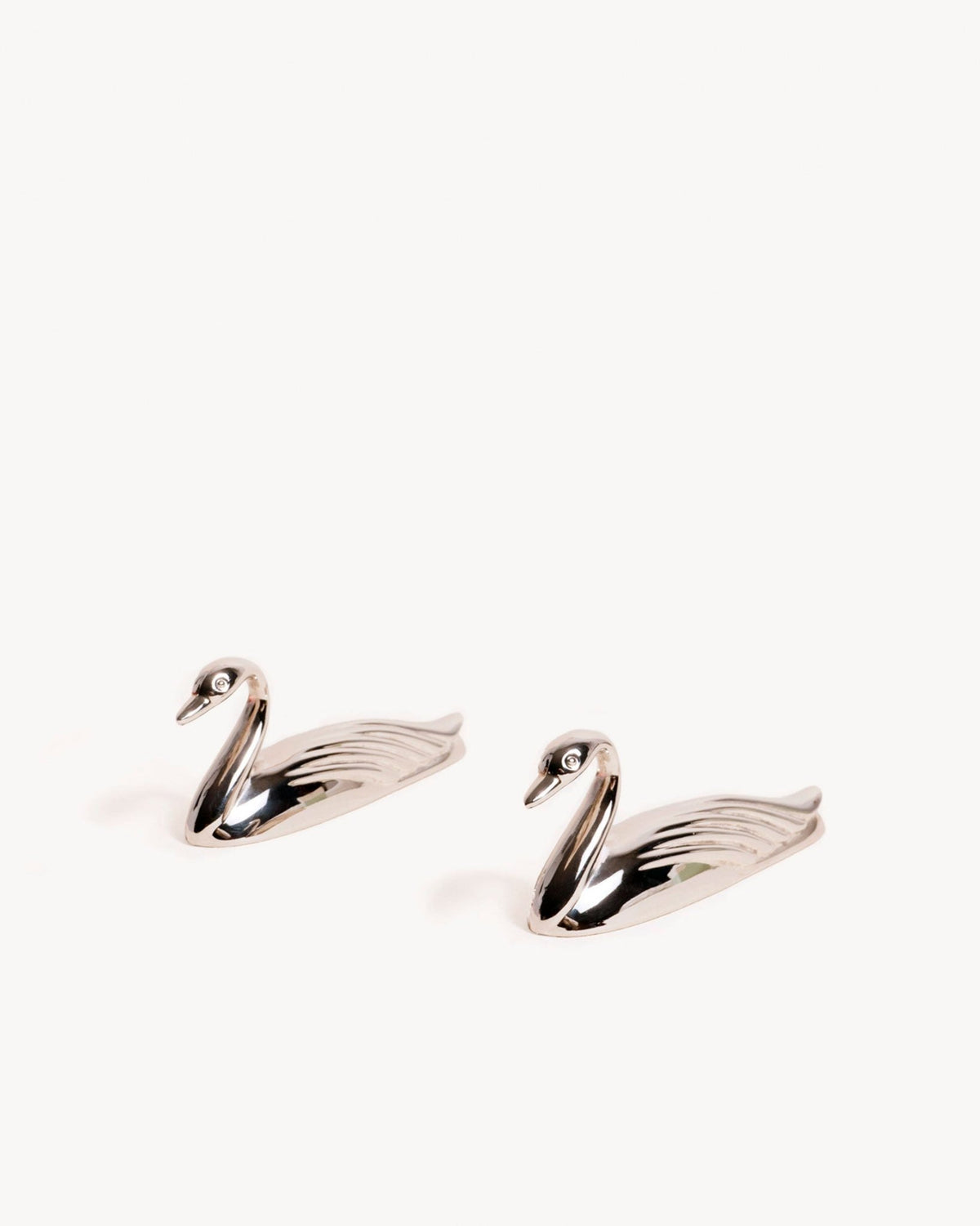 The Octaevo Swan Knife Rests, Set of 2, are elegant silver-plated cutlery holders on a plain white background.