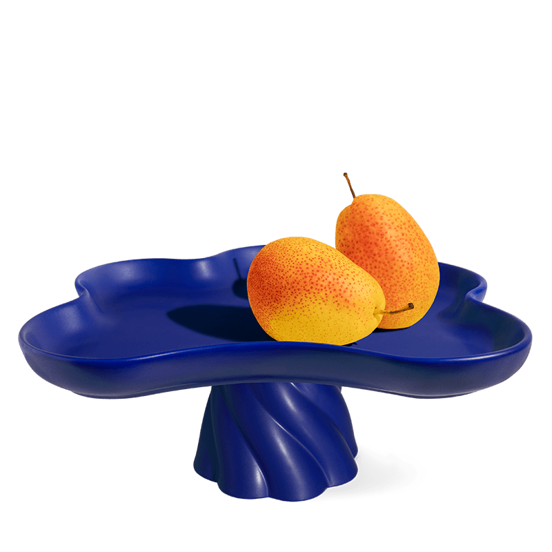 The Octaevo Templo High Tray in deep blue features a twisted pedestal base, ideal as a centerpiece.