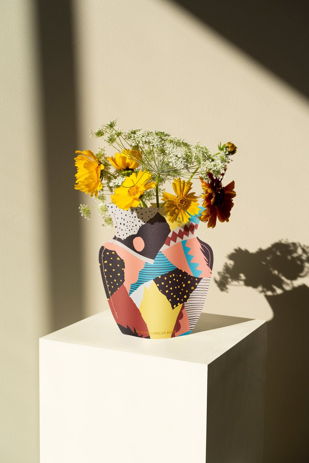 The Vesuvio Mini Paper Vase by OCTAEVO, with bold colors, stands out in sunlight—an original and vibrant gift.