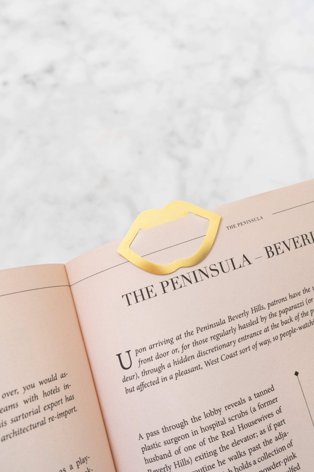 The OCTAEVO Metal Clips Le Club gold lips-shaped bookmark adds Mediterranean flair to your book.