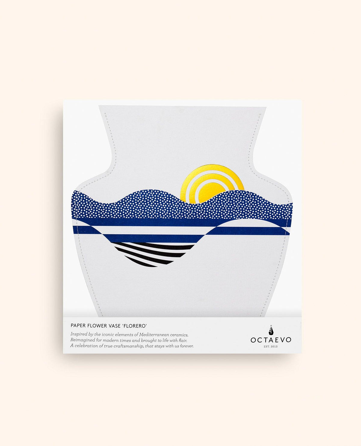 Le vase en papier Salina par OCTAEVO présente des vagues bleues, un soleil jaune et des lignes noires inspirées des céramiques méditerranéennes.