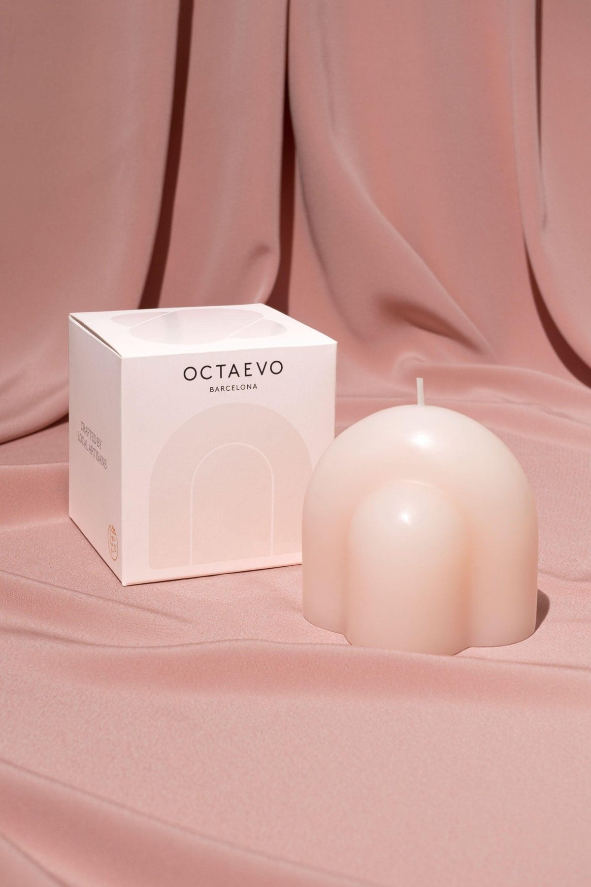 Templo Candle — Pale Rose by OCTAEVO and branded box displayed on soft pink fabric.